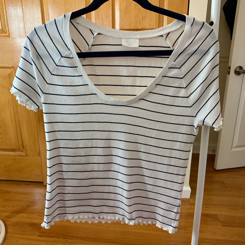 Abound Cute White Top Size L